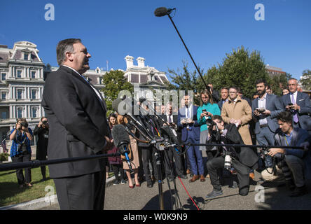 Il segretario di Stato Michael Pompeo parla ai media in seguito a un incontro con il Presidente Trump sulla sua recente visita in Arabia Saudita, alla Casa Bianca a Washington D.C., il 18 ottobre 2018. Pompeo è andato in Arabia Saudita per discutere la scomparsa e la presunta uccisione di Arabia giornalista Jamal Khashoggi, scomparso a seguito di una visita al consolato saudita a Istanbul. Foto di Kevin Dietsch/UPI Foto Stock