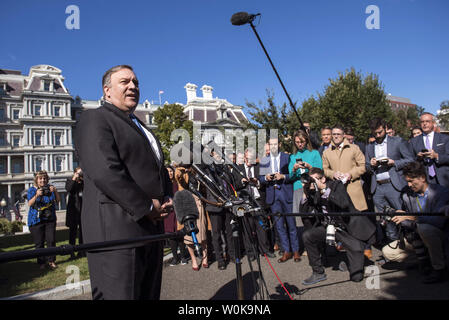 Il segretario di Stato Michael Pompeo parla ai media in seguito a un incontro con il Presidente Trump sulla sua recente visita in Arabia Saudita, alla Casa Bianca a Washington D.C., il 18 ottobre 2018. Pompeo è andato in Arabia Saudita per discutere la scomparsa e la presunta uccisione di Arabia giornalista Jamal Khashoggi, scomparso a seguito di una visita al consolato saudita a Istanbul. Foto di Kevin Dietsch/UPI Foto Stock