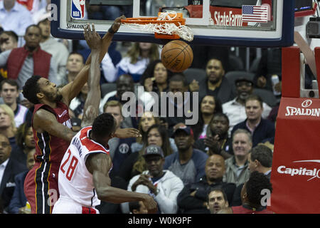 Miami Heat avanti Derrick Jones Jr. (5) schiacciate su Washington Wizards Centre Ian Mahinmi (28) durante il gioco tra il calore di Miami e Washington Wizards il 18 ottobre 2018 a Capitol One Arena in Washington, DC. Foto di Alex Edelman/UPI Foto Stock