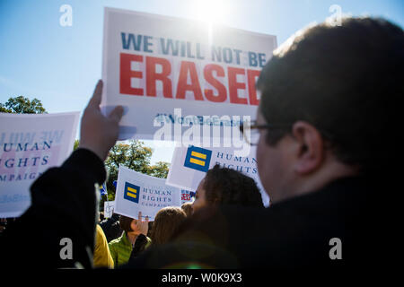 Transgender attivisti dei diritti protesta Trump administration piano proposto per l'inversione riconoscimenti di fluidità di genere, alla Casa Bianca a Washington D.C. il 22 ottobre 2018. L'amministrazione ha proposto la definizione di un genere di persone sulla base della loro genitali alla nascita. Foto di Kevin Dietsch/UPI Foto Stock