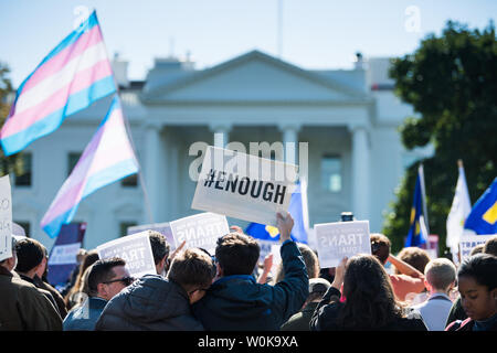 Transgender attivisti dei diritti protesta Trump administration piano proposto per l'inversione riconoscimenti di fluidità di genere, alla Casa Bianca a Washington D.C. il 22 ottobre 2018. L'amministrazione ha proposto la definizione di un genere di persone sulla base della loro genitali alla nascita. Foto di Kevin Dietsch/UPI Foto Stock