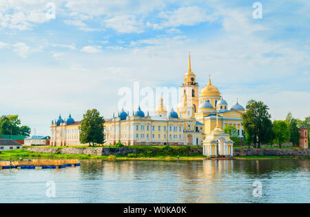 Regione di Tver, Ostashkov, Russia. Paesaggio di viaggio. Nilo-Stolobensky monastero nella regione di Tver e il lago Seliger a Tver, Russia, estate sunny travel Foto Stock