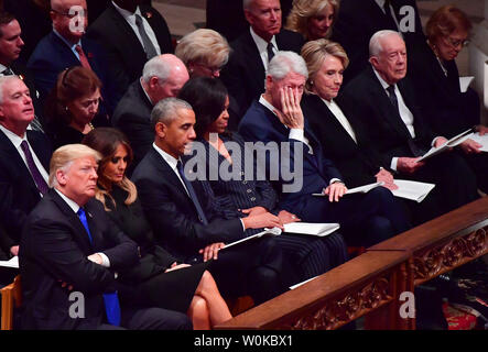 Presidente Donald Trump, first lady Melania Trump, ex presidente Barack Obama, ex First Lady Michelle Obama, ex Presidente Bill Clinton, ex First Lady Hillary Clinton, ex presidente Jimmy Carter e ex prima Signora Rosalynn Carter, ascoltare come ex Presidente George W Bush offre commento al funerale di suo padre ex Presidente George H.W. Bush, alla Cattedrale Nazionale di Washington il 5 dicembre 2018. Foto di Kevin Dietsch/UPI Foto Stock