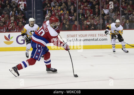 Washington capitelli ala destra Brett Connolly (10) tira in Pittsburgh Penguins goaltender Matt Murray (30) durante il terzo periodo a capitale una arena a Washington D.C. il 19 dicembre 2018. Foto di Alex Edelman/UPI Foto Stock