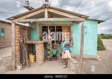 Stesso, Tanzania, 4 Giugno 2019: Villaggio negozio di alimentari Foto Stock