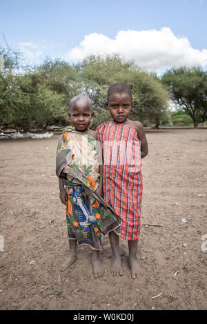 Stesso, Tanzania, 4 Giugno 2019: giovani maasai amici nel loro villaggio domestico Foto Stock