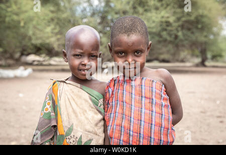 Stesso, Tanzania, 4 Giugno 2019: giovani maasai amici nel loro villaggio domestico Foto Stock