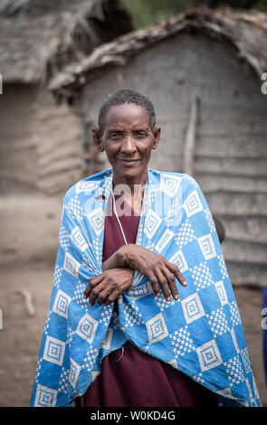 Stesso, Tanzania, 4 Giugno 2019: Maasai donna sorridente per una fotocamera Foto Stock