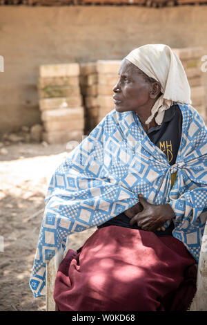 Stesso, Tanzania, 4 Giugno 2019: Maasai donna appoggiata Foto Stock