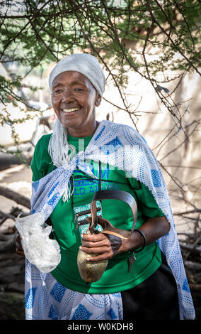 Stesso, Tanzania, 4 Giugno 2019: Maasai donna con una campana di vacca Foto Stock