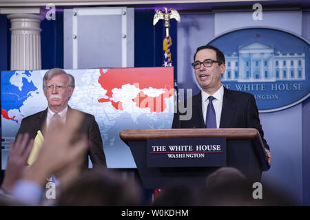 Il segretario al Tesoro Steven Mnuchin prende le domande da reporter alla Casa Bianca di Washington il 28 gennaio 2019. La Casa Bianca ha annunciato nuove sanzioni economiche contro il Venezuela. Foto di Alex Edelman/UPI Foto Stock