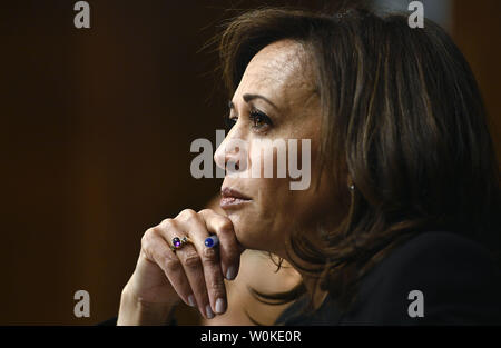 Il senatore Kamala Harris (D-CA) ascolta come Neomi J. Rao risponde alle domande poste dai membri del Senato Comitato Giudiziario nel corso di una audizione sulla sua candidatura per essere il circuito degli Stati Uniti Il giudice del distretto di Columbia il circuito il 5 febbraio 2019 a Washington, DC. Foto di Leigh Vogel/UPI Foto Stock