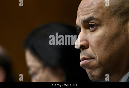 Il senatore Cory Booker (D-NJ) ascolta come Neomi J. Rao risponde alle domande poste dai membri del Senato Comitato Giudiziario nel corso di una audizione sulla sua candidatura per essere il circuito degli Stati Uniti Il giudice del distretto di Columbia il circuito il 5 febbraio 2019 a Washington, DC. Foto di Leigh Vogel/UPI Foto Stock