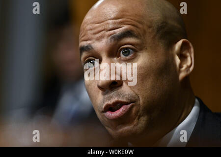 Il senatore Cory Booker (D-NJ) ascolta come Neomi J. Rao risponde alle domande poste dai membri del Senato Comitato Giudiziario nel corso di una audizione sulla sua candidatura per essere il circuito degli Stati Uniti Il giudice del distretto di Columbia il circuito il 5 febbraio 2019 a Washington, DC. Foto di Leigh Vogel/UPI Foto Stock