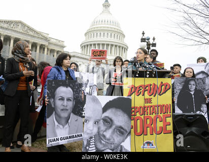 Sost. Alessandria Ocasio-Cortez di New York rende commento come sost. Ilhan Omar del Minnesota (L) ascolta durante una conferenza stampa presso il Campidoglio US, 7 febbraio 2019, a Washington, DC. I rappresentanti chiamati al Congresso di negare il finanziamento per Presidente Trump's deportazione programma per gli immigrati. Foto di Mike Theiler/UPI Foto Stock