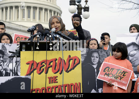 Sost. Ilhan Omar del Minnesota rende commento durante una conferenza stampa presso il Campidoglio US, 7 febbraio 2019, a Washington, DC. Il rappresentante ha invitato il Congresso a negare il finanziamento per Presidente Trump's deportazione programma per gli immigrati. Foto di Mike Theiler/UPI Foto Stock