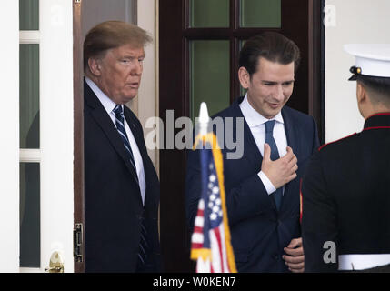 Presidente Donald Trump orologi come Sebastian Kurz, Cancelliere federale della Repubblica d' Austria, si diparte la Casa Bianca a Washington D.C. il 20 febbraio 2019. Foto di Kevin Dietsch/UPI Foto Stock