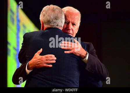 Ex Vice Presidente Joe Biden abbracci IAAF Presidente Harold Schaitberger fornire erogazione di commento all'Associazione Internazionale dei Vigili del Fuoco (IAAF) Conferenza legislativa, a Washington D.C., il 12 marzo 2019. Biden sta valutando la possibilità di entrare a far parte di una già affollata presidenziale democratica del campo primario come egli ha gli occhi di una corsa contro il presidente Donald Trump nel 2020 elezione. Foto di Kevin Dietsch/UPI Foto Stock