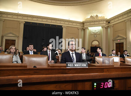 Il segretario al Tesoro Steven Mnuchin attende di testimoniare il presidente Donald Trump's FY 2020 proposta di bilancio, sul colle del Campidoglio, 14 marzo 2019, a Washington, DC. Il record di $4,75 trilioni di bilancio prevede aumenti di spesa per la difesa e dei tagli in alcuni programmi sociali. Foto di Mike Theiler/UPI Foto Stock