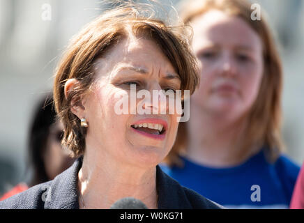 Il Sen. Amy Klobuchar, D-MN, parla nel corso di una conferenza stampa sulla riautorizzazione della violenza contro le donne agiscono, presso l'U.S. Capitol il 3 aprile 2019. Foto di Kevin Dietsch/UPI Foto Stock