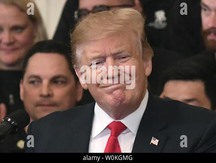 Presidente Donald Trump sorrisi come egli accetta applausi al suo arrivo per dare il benvenuto ai membri del guerriero ferito soldato Progetto Corsa, nella Sala Est della Casa Bianca di Washington, DC, 18 aprile 2019. L'evento sottolinea la carità organizzazione che supporta il veterano di programmi e servizi. Foto di Mike Theiler/UPI Foto Stock