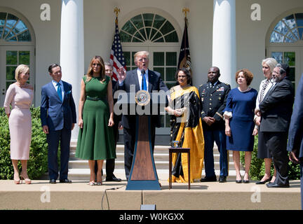 Presidente Donald Trump parla sul palco come egli è unita dai leader religiosi presso la Giornata nazionale di preghiera presso la Casa Bianca a Washington D.C. il 2 maggio 2019. Foto di Kevin Dietsch/UPI Foto Stock