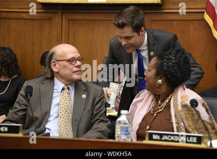 Il repubblicano sost. Matt Gaetz della Florida (C) conferisce con Repubblica Democratica Steve Cohen del Tennessee (L) e sost. Sheila Jackson Lee del Texas prima di iniziare una casa Comitato Giudiziario markup, sulla Capitol Hill, 8 maggio 2019, a Washington, DC. Il Comitato è sentito raccomandazioni per tenere il Attorney General William P. Barr nel disprezzo per il rifiuto di sembrano attestare sul Consulente Speciale Robert Mueller nella relazione sulle interferenze russo nel 2016 elezione. Foto di Mike Theiler/UPI Foto Stock