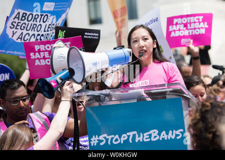 Il dott. Leana Wen, Presidente del Planned Parenthood Federation of America e del Planned Parenthood Action Fund parla al 'Stop aborto vieta la giornata di azione " rally presso la Corte suprema al Campidoglio di Washington, D.C. il 21 maggio 2019. Aborto sostenitori dei diritti si sono stretti attraverso gli Stati Uniti oggi per protestare nuove restrizioni in materia di aborto superato da repubblicano-dominato legislature in diversi Stati membri. Foto di Kevin Dietsch/UPI Foto Stock