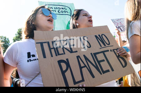 Studenti e attivisti del clima prendere parte alla Casa Bianca clima sciopero contro il riscaldamento globale a Washington D.C. il 24 maggio 2019. Più di un milione di giovani in 110 paesi hanno partecipato a manifestazioni di protesta chiedendo ai legislatori di prendere misure immediate per combattere il cambiamento climatico. Foto di Kevin Dietsch/UPI Foto Stock