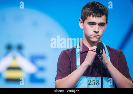 Blake Bouwman, 14 di Grand Rapids, Michigan, partecipa nel round finale di 2019 Scripps National Spelling Bee il 30 maggio 2019 in Oxon Hill, Maryland. Vi sono stati 565 controllo ortografia all'inizio della competizione e ora ci sono 50 rimanenti per il round finale. Questa è la 92ma anno che lo Scripps National Spelling Bee è stato trattenuto. Foto di Pete Marovich/UPI Foto Stock