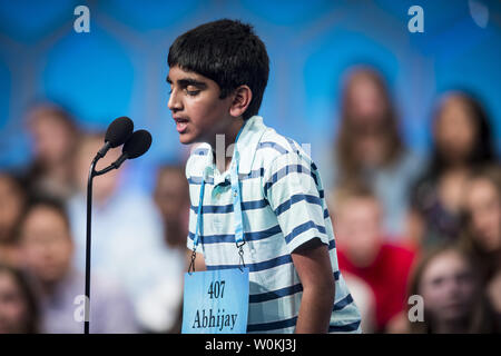 Kodali Abhijay, 12, di Flower Mound, Texas, partecipa nel round finale di 2019 Scripps National Spelling Bee il 30 maggio 2019 in Oxon Hill, Maryland. Vi sono stati 565 controllo ortografia all'inizio del concorso e i 50 finalisti per il round finale. Questa è la 92ma anno che lo Scripps National Spelling Bee è stato trattenuto. Foto di Pete Marovich/UPI Foto Stock