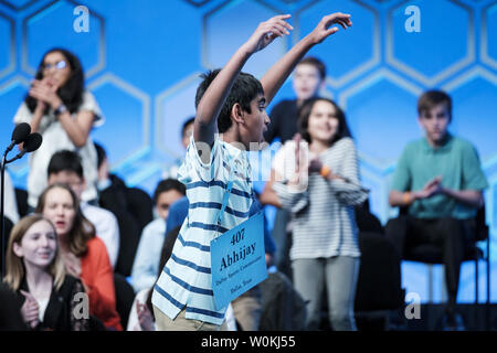 Kodali Abhijay, 12, di Flower Mound, Texas, celebra diventando uno degli otto 2019 National Spelling Bee co-campioni dopo una finale senza precedenti il 30 maggio 2019 in Oxon Hill, Maryland. Il 20-round finale di durata più di cinque ore quando il pronouncer ufficiale per la Bee ha annunciato che erano fuori delle parole che sfida il restante controllo ortografia. Foto di Pete Marovich/UPI Foto Stock