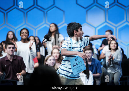 Kodali Abhijay, 12, di Flower Mound, Texas, celebra diventando uno degli otto 2019 National Spelling Bee co-campioni dopo una finale senza precedenti il 30 maggio 2019 in Oxon Hill, Maryland. Il 20-round finale di durata più di cinque ore quando il pronouncer ufficiale per la Bee ha annunciato che erano fuori delle parole che sfida il restante controllo ortografia. Foto di Pete Marovich/UPI Foto Stock