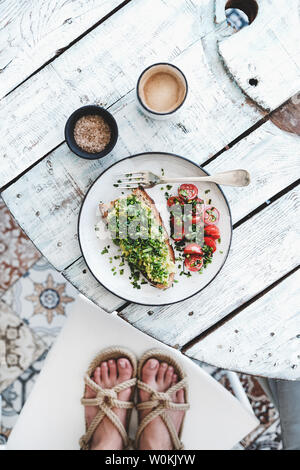 Blogger alimentare facendo colpo di sana colazione vegana, vista dall'alto Foto Stock