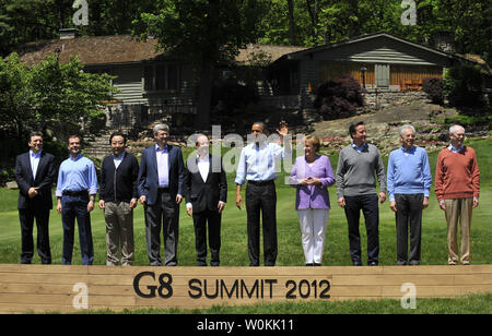 I capi di stato posano per una foto di famiglia durante il Vertice del G8 a Camp David, Maryland il 19 maggio 2012. Leader di otto dei mondi più grandi economie incontrare durante il weekend in uno sforzo per mantenere l'Europeo di persistente crisi del debito da filatura fuori controllo. UPI Foto Stock