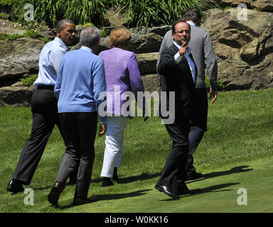 Il Presidente francese Francois Hollande (R) gesti e dopo una foto di famiglia durante il Vertice del G8 a Camp David, Maryland il 19 maggio 2012. Leader di otto dei mondi più grandi economie incontrare durante il weekend in uno sforzo per mantenere l'Europeo di persistente crisi del debito da filatura fuori controllo. UPI Foto Stock