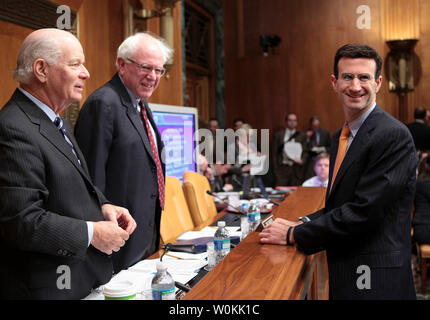 Peter Orszag (R), il candidato designato a essere Direttore dell Ufficio di gestione e bilancio, parla con il Sen. Ben Cardin (D-MD) e Sen. Bernie Sander (I-VT) prima testimonianza alla sua audizione di conferma prima del senato comitato di bilancio sul Campidoglio di Washington il 13 gennaio 2009. (UPI foto/David Brody) Foto Stock