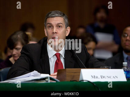 Segretario dell Educazione nominee Arne Duncan testimonia a sua conferma audizione davanti al Senato salute e istruzione commissione sul Campidoglio di Washington il 13 gennaio 2009. (UPI foto/David Brody) Foto Stock