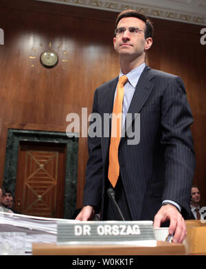Peter Orszag (R), il candidato designato a essere Direttore dell Ufficio di gestione e bilancio, sorge prima testimonianza alla sua audizione di conferma prima del senato comitato di bilancio sul Campidoglio di Washington il 13 gennaio 2009. (UPI foto/David Brody) Foto Stock