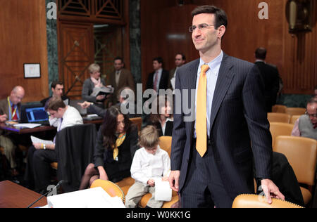Peter Orszag (R), il candidato designato a essere Direttore dell Ufficio di gestione e bilancio, parla con il Sen. Ben Cardin (D-MD) e Sen. Bernie Sander (I-VT) prima testimonianza alla sua audizione di conferma prima del senato comitato di bilancio sul Campidoglio di Washington il 13 gennaio 2009. (UPI foto/David Brody) Foto Stock