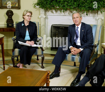 Stati Uniti Il Presidente George W Bush, destra e istruzione Segretario Margaret ortografie guardare ai giornalisti prima del loro incontro all ufficio Ovale della Casa Bianca di Washington, 6 settembre 2005. (UPI foto/Yuri Gripas) Foto Stock