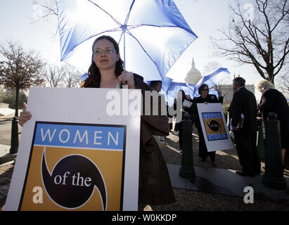 Militante di alleanza della Louisiana donne marche al di fuori degli STATI UNITI Campidoglio in Washington, 30 gennaio 2006. Le donne della tempesta tiene una conferenza stampa sull'Uragano Katrina sollievo a sollecitare i membri del Congresso per visitare New Orleans e la circostante regione di sperimentare la devastazione degli uragani Katrina e Rita di prima mano. (UPI foto/Yuri Gripas) Foto Stock
