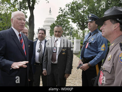 Il Sen. Patrick Leahy (D-VT) (L) parla di funzionari di polizia prima della sua conferenza stampa al di fuori degli STATI UNITI Campidoglio di Washington per lo sforzo per ripristinare i fondi per i giubbotti antiproiettile Programma di partenariato il 15 maggio 2006. (UPI foto/Yuri Gripas) Foto Stock