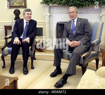 Stati Uniti Il Presidente George W Bush (R), si incontra con la Gran Bretagna è il primo ministro Gordon Brown nell'Ufficio Ovale della Casa Bianca a Washington il 17 aprile 2008. (UPI foto/Yuri Gripas) Foto Stock