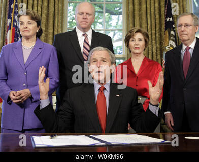 Stati Uniti Il Presidente Bush parla dopo la firma H.R. 4286, conferendo la Congressional Gold Medal in contumacia al Premio Nobel Daw Aung San Suu Kyi all Ufficio Ovale della Casa Bianca a Washington il 6 maggio 2008. Dietro di lui sono Sen. Dianne Feinstein (D-CA), sost. Joe Crowley (D-NY), first lady Laura Bush e il senatore Mitch McConnell (R-KY). (UPI foto/Yuri Gripas) Foto Stock