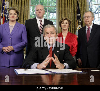 Stati Uniti Il Presidente Bush parla dopo la firma H.R. 4286, conferendo la Congressional Gold Medal in contumacia al Premio Nobel Daw Aung San Suu Kyi all Ufficio Ovale della Casa Bianca a Washington il 6 maggio 2008. Dietro di lui sono Sen. Dianne Feinstein (D-CA), sost. Joe Crowley (D-NY), first lady Laura Bush, Sen. Mitch McConnell (R-KY) e sost. Don Manzullo (R-il). (UPI foto/Yuri Gripas) Foto Stock