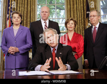 Stati Uniti Il Presidente Bush parla dopo la firma H.R. 4286, conferendo la Congressional Gold Medal in contumacia al Premio Nobel Daw Aung San Suu Kyi all Ufficio Ovale della Casa Bianca a Washington il 6 maggio 2008. Dietro di lui sono Sen. Dianne Feinstein (D-CA), sost. Joe Crowley (D-NY), first lady Laura Bush e il senatore Mitch McConnell (R-KY). (UPI foto/Yuri Gripas) Foto Stock