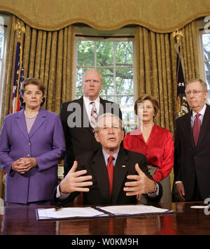 Stati Uniti Il Presidente Bush parla dopo la firma H.R. 4286, conferendo la Congressional Gold Medal in contumacia al Premio Nobel Daw Aung San Suu Kyi all Ufficio Ovale della Casa Bianca a Washington il 6 maggio 2008. Dietro di lui sono Sen. Dianne Feinstein (D-CA), sost. Joe Crowley (D-NY), first lady Laura Bush e il senatore Mitch McConnell (R-KY). (UPI foto/Yuri Gripas) Foto Stock