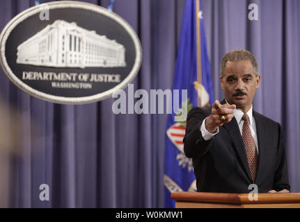 Stati Uniti Il procuratore generale Eric Holder parla alla sua conferenza stampa su sviluppi relativi ad alcuni prigionieri detenuti a Guantánamo Bay presso il Dipartimento di Giustizia a Washington il 13 novembre 2009. UPI/Yuri Gripas Foto Stock