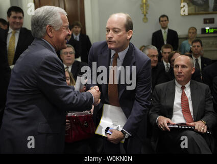 Casa Risorse Naturali il presidente del Comitato Nick J. Rahall (D-WV) (L) saluta BP Presidente Lamar McKay (C) e Steve Newman, presidente e CEO della Transocean Ltd, prima che il comitato audizione esterna sulla piattaforma continentale del petrolio e del gas la strategia e le implicazioni del Deepwater Horizon Rig esplosione del Campidoglio di Washington del 27 maggio 2010.Il 28 aprile 2010. UPI foto/Yuri Gripas Foto Stock